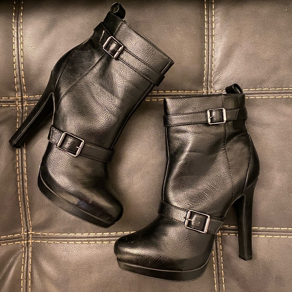 Simply vera vera wang black booties size 7.5